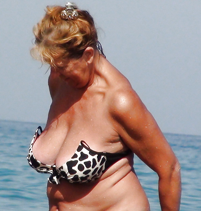 Hot Amateur Mature Sexy busty Grannies on the beach! Amateur mix!