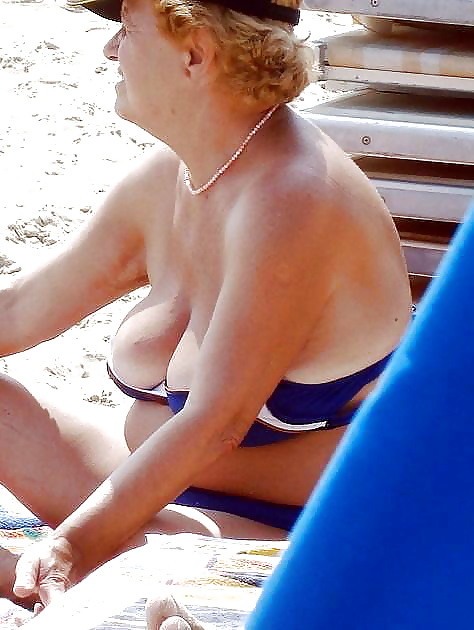 Hot Amateur Mature Sexy Busty Grannies On The Beach